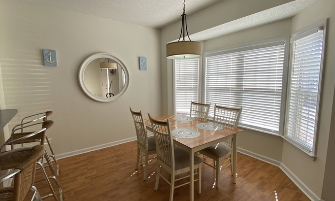 Murrells Inlet Apartamento | 2BR 1BA Beside Dunkin. Walk to Marshwalk, Bike Path, Inlet, Marina and Beach!