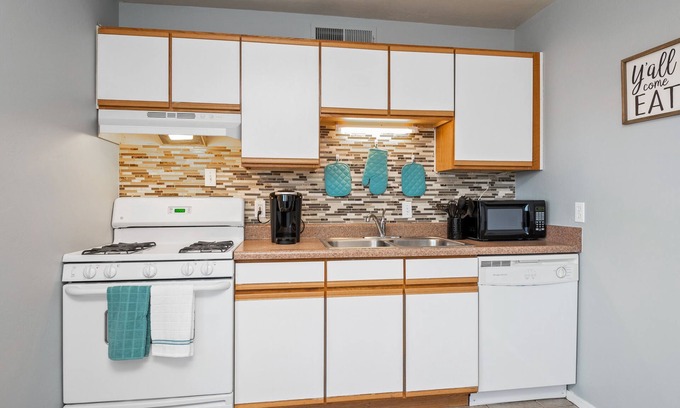 Menlo Park Condominio | 2BR/1BA Condo W/Pool; Mins to UofA,Hiking,Food&Retail