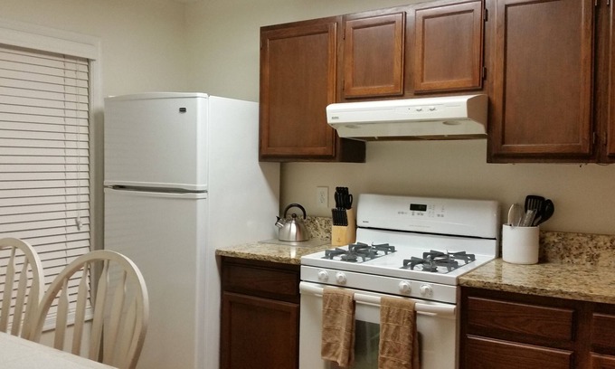 Gaithersburg Condominio | Condominio privado 2BR / 1BA con patio con terraza