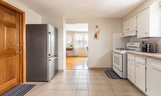 Cheektowaga Apartamento | 2BR-1BA Upper Unit in Central Cheektowaga W/One parking