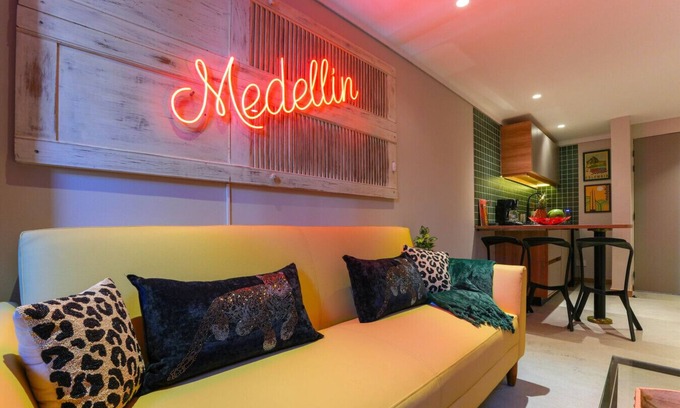 La Florida Apartamento | 2BR - 2AC stylish apt near Provenza & Lleras Park