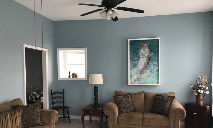 Belhaven Apartamento | 2BR, 2B DOWNTOWN 2nd Story Apartment Sleeps 6-Walk to Shopping, Dining, and Dock
