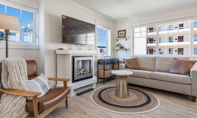 Alki Casa | 2BR 2BA Alki Beach Dream Location with Patio, Barbecue and Balcony