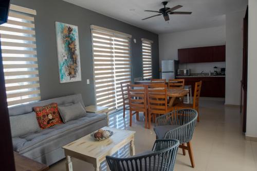 Colonia Ferrocarrilera Apartamento | 2br/2ba Condo 1 block to ocean! - Unit 4
