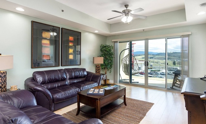 Bluff City Condominio | 2BR / 2BA Condo in Bristol, TN / Walk to BMS / 15 min. to Casino!