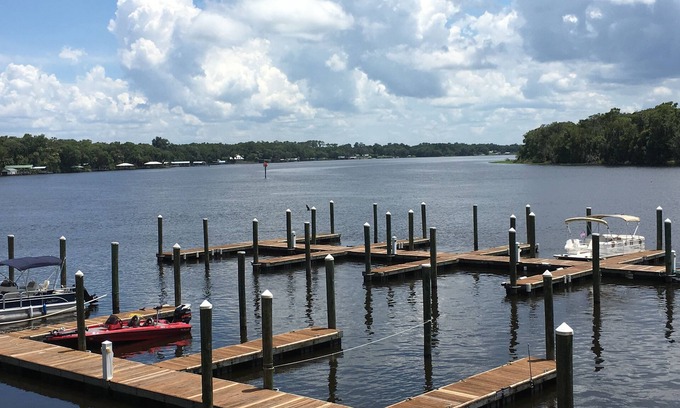 Welaka Condominio | 2BR / 2BA Condo en el St Johns River-Welaka Resort Living