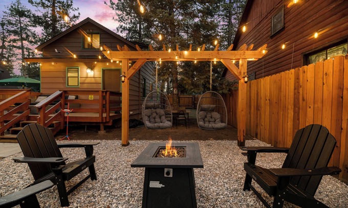 Peter Pan Cabina | 2BR/2BA Cozy Cabin in Big Bear w/Private Fence, Arcade, Spa, Near Forest & Lake