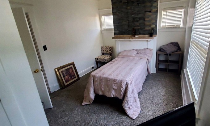 Roselawn Finance Casa | 2BR, 2BA, Furnished, Madisonville area! BR on level 1&2, Close to shopping/eats!