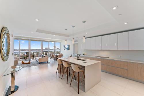 Singer Island Apartamento | 2BR 2BA in a Luxury Beach Resort Amrit