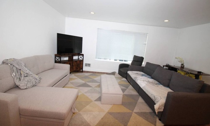 West Queen Anne Casa | 2BR/2BA Queen Anne Retreat/downtown, port,parking