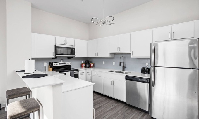 Mile Square Apartamento | 2BR 2BA The Block Apartment - CozySuites