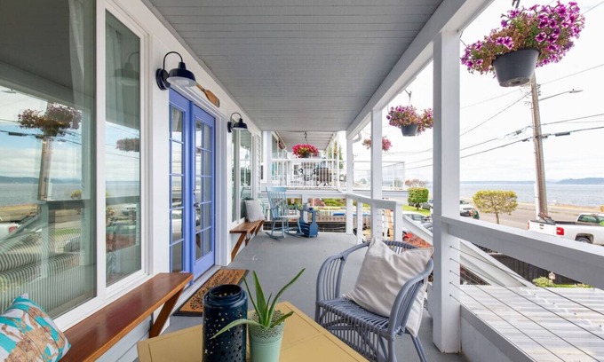 Alki Casa | 2BR 2BA The Waterfront Gray on Alki Beach EXT STAY