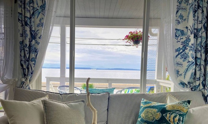 Alki Casa | 2BR 2BA The Waterfront Gray on Alki Beach