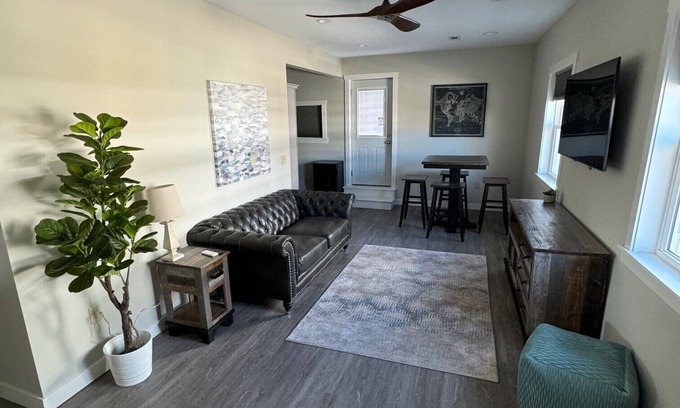 Milwaukee Apartamento | 2BR apt w/ laundry + parking