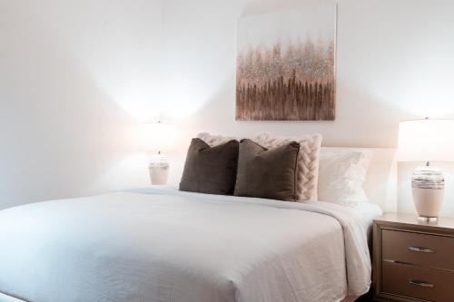 Fox Point Apartamento | 2BR Apt with Parking Garden View Walk to Waterfront