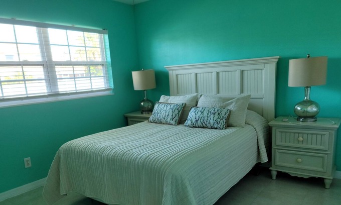 Indialantic Casa | 2BR Beach Getaway, Full Kitchen, Large Yard, Steps From The Beach, Melbourne, FL