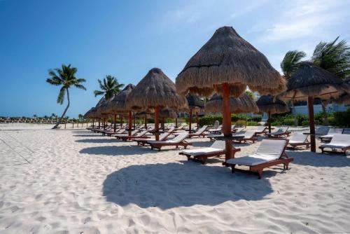 Playa Mujeres Apartamento | 2BR Beachfront Exclusive Condo w/Top Features
