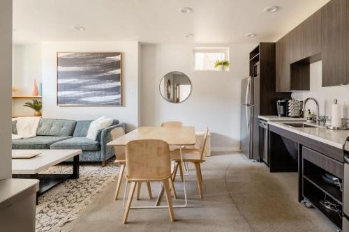Belmont Apartamento | 2BR Bohemian Oasis - Food & Craft Beer Lovers
