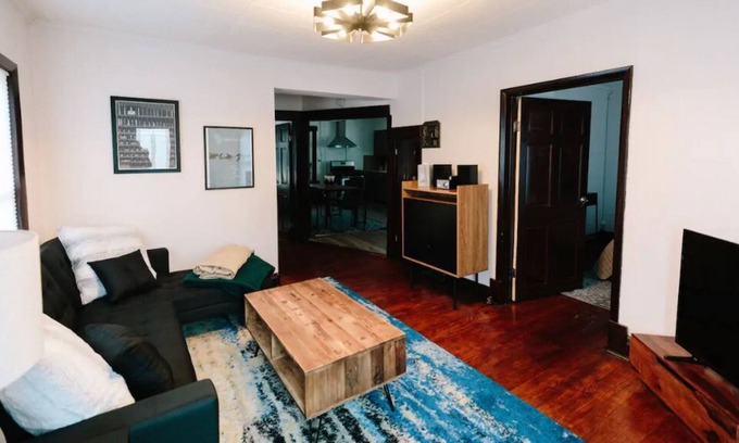 Urbana Casa | 2BR Bungalow DT Urbana w/ 1GB WiFi + Spacious Yard