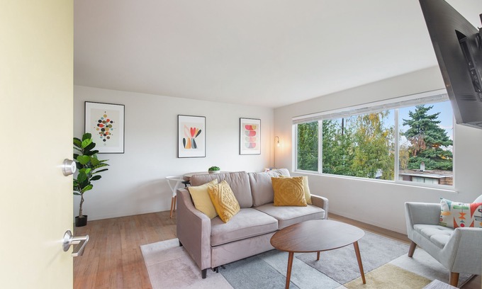 North Queen Anne Apartamento | 2BR Chic Colorful Queen Anne Apt - 4m to DT Seattle, Free Parking - NEW