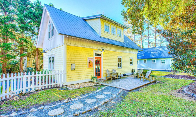 Manteo Cabaña | 2BR coastal cottage w/ whirlpool tub & patio