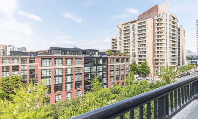 Radnor - Fort Myer Heights Apartamento | 2BR Comfort Apartment in Prime Location