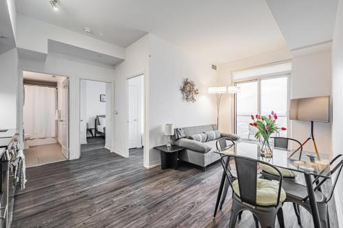 Garden District Apartamento | 2BR Condo close to Eaton Center