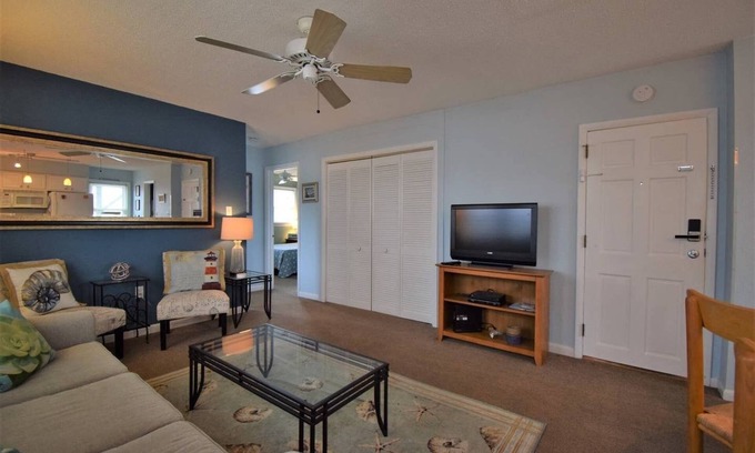 Country Club Estates Condominio | 2BR Condo en el corazón del centro de la ciudad - A pie de playa y tiendas