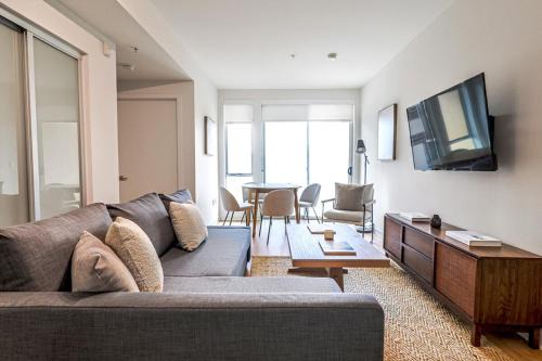 Downtown Apartamento | 2BR Condo in Santa Monica - Walking Distance to Beach, Dining, Shopping & Promenade