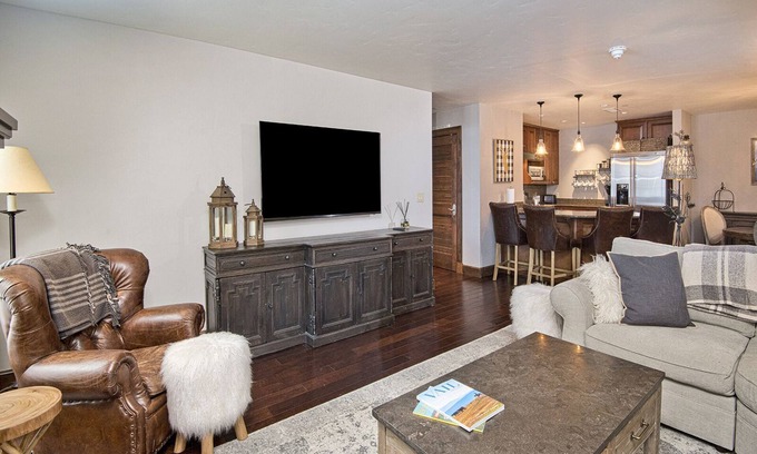 Avon Condominio | 2BR Condo w/ AC, Pool, Hot Tub, Free Ski Shuttle to Vail & BC