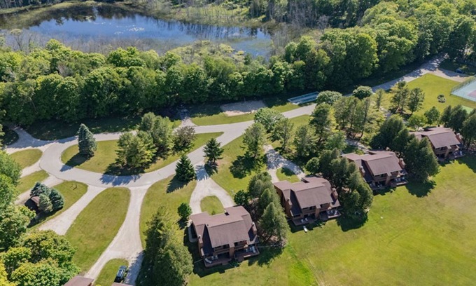 Baileys Harbor Condominio | 2BR Condo with Fireplace, Balcony, & Lakefront Access at The Rushes