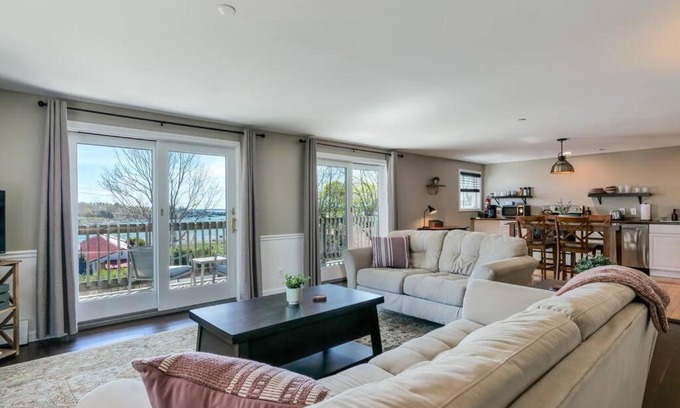 Southwest Harbor Apartamento | 2BR Condo with Ocean Views in Downtown SW Harbor "Seaglass"