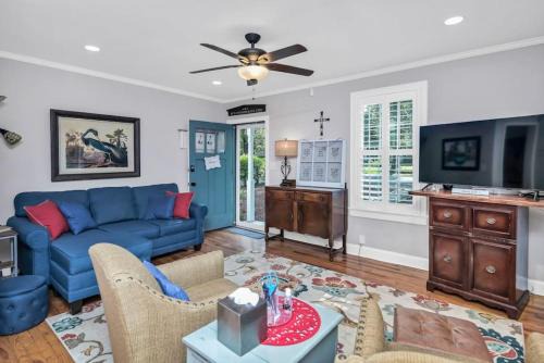Rosewood Casa | 2BR Cottage - Minutes from USC