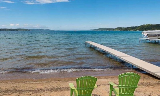 Beulah Cabina | 2BR Cozy Cabin Crystal Lake private beach 15 to min Crystal Mtn. EZ ice fishing