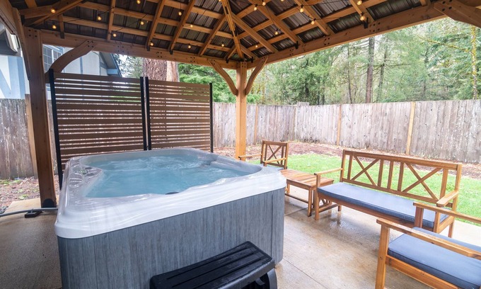 Mount Hood Village Cabina | 2BR Cozy Cabin w/ Pvt Hot Tub, Pool+River Access