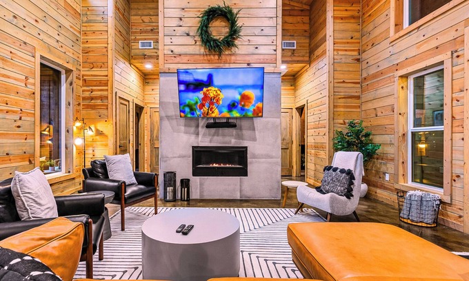 Pickens Cabina | 2BR Cozy Getaway | Firepit, Hot Tub & Luxe Design