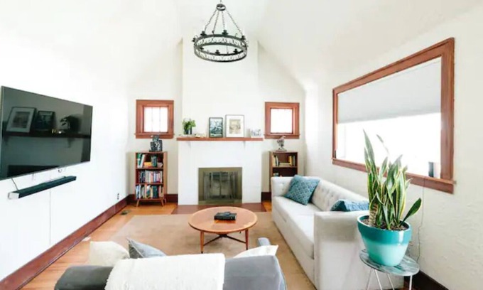 Urbana Casa | 2BR Cozy, Historic Home in DT Urbana: 2 Thumbs Up