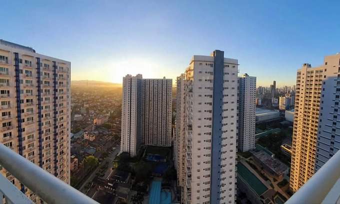 Project 8 Condominio | 2Br Deluxe End-Unit Condo with Balcony. Overlooking Amenities. Sunrise Views.