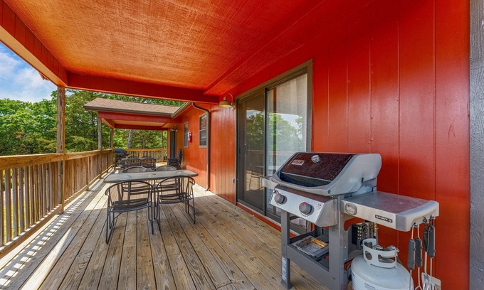 Kimberling City Cabina | 2BR Duplex Cabin w/Community Pool + Boat dock