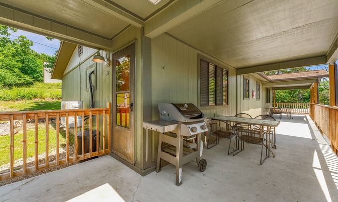 Kimberling City Cabina | 2BR Duplex Cabin w/Community Pool + Boat dock