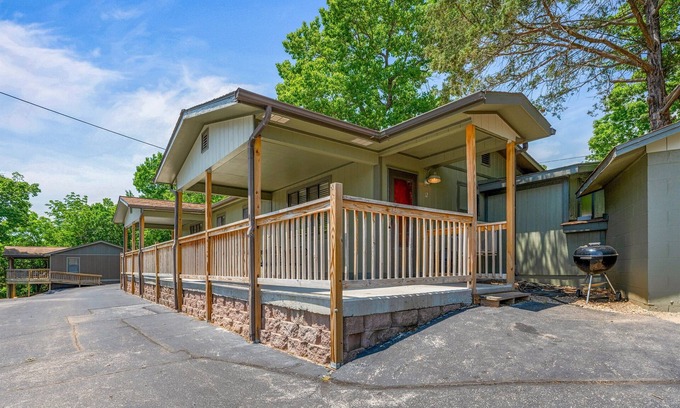 Kimberling City Cabina | 2BR Duplex Cabin w/Community Pool + Boat dock
