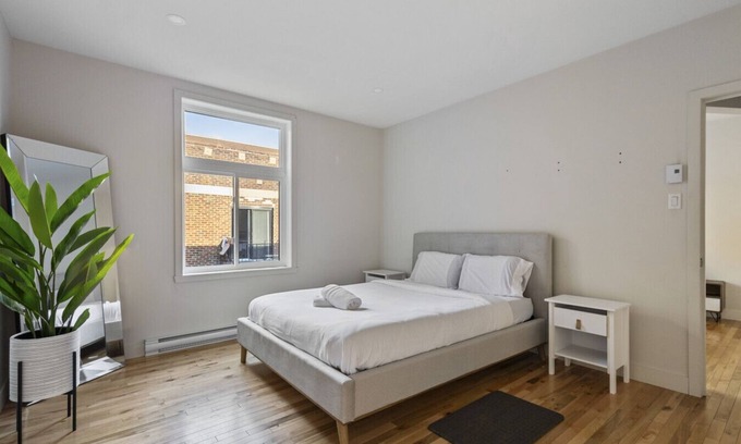 Cote-Des-Neiges—Notre-Dame-De-Grace Apartamento | 2BR Escape | Sleek Stay in NDG MTL