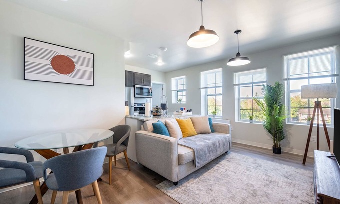 New Center Detroit Apartamento | 2BR Exclusive Retreat Near Henry Ford