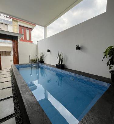 Sidomulyo Villa | 2BR Family Villa with Private Pool, Rooftop, Karaoke by Villa Tama