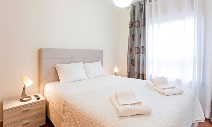 Mafamude Apartamento | 2BR Flat by Metro w/ Free Parking by LovelyStay