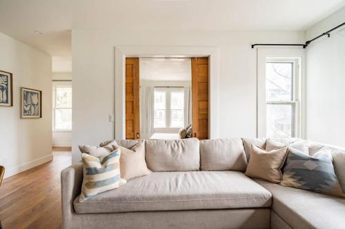 Uptown Casa | 2BR Flat - Walk to NW 23rd Shops & Cafes