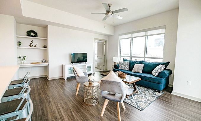 Third Ward Apartamento | 2BR Fully Furnished Apartment Uptown - BOA Stadium by RedAwning