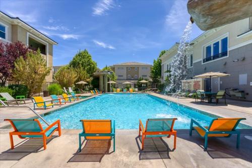 Reno/Tahoe Airport Apartamento | 2BR Getaway Pool Gym Basketball Court & Theater Access