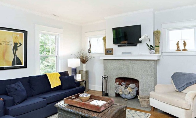 Lexington Condominio | 2br / Heart of Chevy Chase Historical District