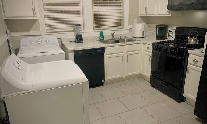 Central Gardens Apartamento | 2br Hideaway: 2 mi from Beale St & Overton Square!